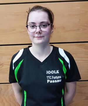 Hannah Krieg hält Fortunas Farben hoch