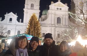 Traditioneller Besuch der Fortunen beim Passauer Christkindlmarkt